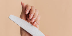 Handfilning av en mandelformad nagel med en vit nagelfil, guide till nagelformer